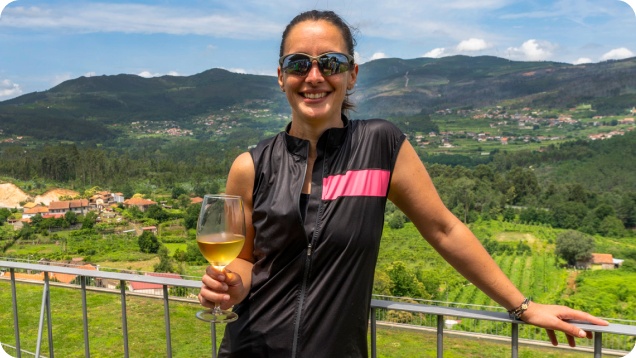 Senhora a segurar copo de vinho